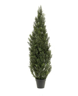 La plante artificielle conifère UV 150 cm est un grand pin artificiel vert avec des feuilles denses en forme d'aiguilles, représentées sur un fond blanc uni.
