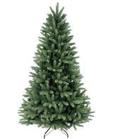 Le Sapin de Noël Artificiel "Weideman" PE/PVC est plein et vert sur un support en métal sur fond blanc uni, prêt à installer vos décorations de Noël préférées.