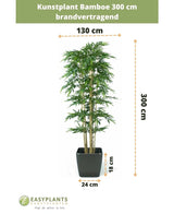 Plante artificielle Bambou 300 cm ignifuge dans un pot noir (300 cm de haut, 130 cm de large ; pot : 24 cm de large, 18 cm de haut). Le texte et les flèches de mesure indiquent clairement les dimensions de cette plante artificielle élégante.