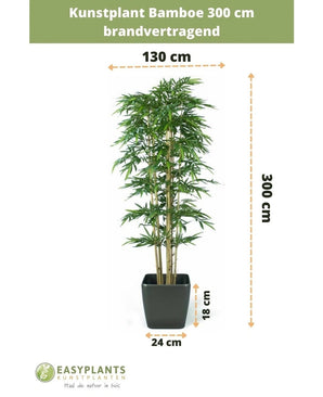 Plante artificielle Bambou 300 cm ignifuge dans un pot noir (300 cm de haut, 130 cm de large ; pot : 24 cm de large, 18 cm de haut). Le texte et les flèches de mesure indiquent clairement les dimensions de cette plante artificielle élégante.