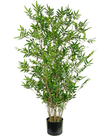 La Plante Artificielle Bamboo Deluxe 120 cm est un grand bambou artificiel avec de multiples tiges fines et de fines feuilles vertes, présenté dans un simple pot noir sur un fond blanc uni.