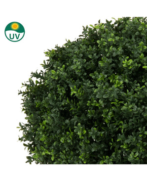 Gros plan d'une plante de Buis Artificiel sur tige de style romain UV 85cm, un arbuste de buis artificiel rond aux petites feuilles vertes denses. Dans le coin supérieur gauche se trouve un symbole de protection UV avec une icône solaire.