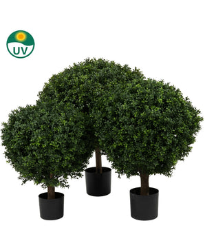 Le Buis Artificiel sur Tige Style Romain UV 85 cm présente trois buis artificiels dans des pots noirs au feuillage vert dense et rond, sur un fond blanc avec un symbole de protection UV dans le coin supérieur gauche.