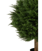 Gros plan de la Plante Artificielle Conifère Deluxe UV 80 cm, une plante artificielle à feuilles persistantes en pot avec des feuilles denses vert foncé et un tronc marron, sur fond blanc.