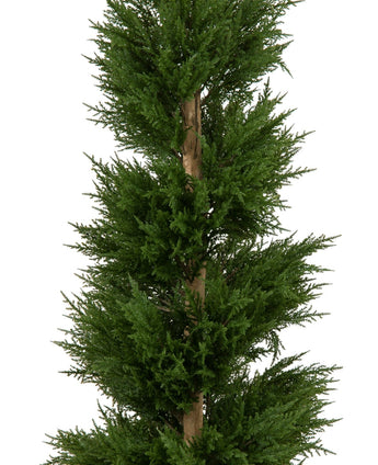La Plante Artificielle Conifère Spiral UV 120 cm est un grand cyprès vert artificiel avec des feuilles denses en forme d'aiguilles et un tronc marron visible, photographié sur un fond blanc.