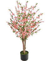 La plante de fleurs de cerisier artificielles 120 cm rose a plusieurs tiges brunes avec des fleurs roses et des feuilles vertes, dans un pot noir avec de la mousse verte à la base, sur un fond blanc.