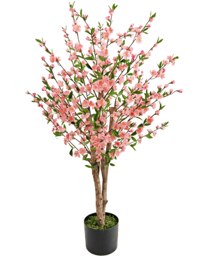 La plante de fleurs de cerisier artificielles 120 cm rose a plusieurs tiges brunes avec des fleurs roses et des feuilles vertes, dans un pot noir avec de la mousse verte à la base, sur un fond blanc.
