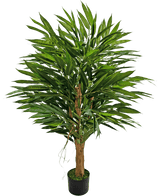 La Plante Artificielle Longfolia 120 cm est un grand arbre artificiel aux feuilles vertes élancées et au tronc marron, dans un pot noir avec de la mousse verte, sur un fond uni blanc.