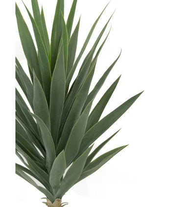 Close-up van Kunstplant Yucca 100 cm UV, met dichte groene, stekelige bladeren die vanuit het midden omhoog en naar buiten stralen tegen een effen witte achtergrond.