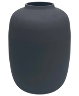 De Vaas Artic Black Ø21 x H29 cm is een matzwarte, ronde vaas van keramiek met een glad oppervlak en een brede opening, afgebeeld tegen een effen witte achtergrond.