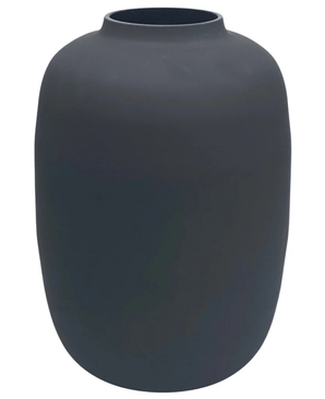 De Vaas Artic Black Ø21 x H29 cm is een matzwarte, ronde vaas van keramiek met een glad oppervlak en een brede opening, afgebeeld tegen een effen witte achtergrond.