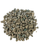 Un tas lâche de petites pierres volcaniques irrégulières grises et verdâtres provenant d'un sac de 10 litres sur fond blanc.