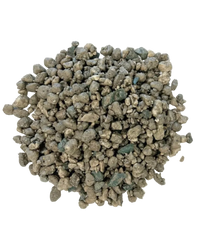 Un tas lâche de petites pierres volcaniques irrégulières grises et verdâtres provenant d'un sac de 10 litres sur fond blanc.