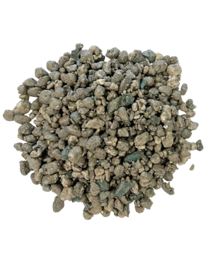 Un tas lâche de petites pierres volcaniques irrégulières grises et verdâtres provenant d'un sac de 10 litres sur fond blanc.