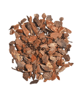 Une pile de matériau de remplissage écorce d'arbre-écorce de bois 15L, composée de copeaux d'écorce d'arbre bruns séchés, est disposée en forme circulaire sur un fond blanc.