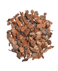 Une pile de matériau de remplissage écorce d'arbre-écorce de bois 15L, composée de copeaux d'écorce d'arbre bruns séchés, est disposée en forme circulaire sur un fond blanc.