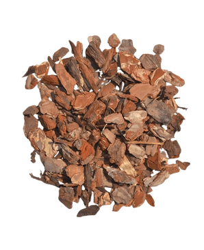 Une pile de matériau de remplissage écorce d'arbre-écorce de bois 15L, composée de copeaux d'écorce d'arbre bruns séchés, est disposée en forme circulaire sur un fond blanc.