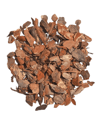 Un tas de matériau de remplissage écorce d'arbre-écorce de bois 15 L de copeaux d'écorce brune de taille moyenne dispersés sur un fond blanc.