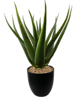 Un gros plan de la plante artificielle Aloe Vera 45 cm montre des feuilles épaisses, vertes et épineuses dans un pot noir rempli de petits cailloux marron clair.