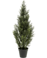 La Plante Artificielle Conifère UV 90cm est un petit pin artificiel au feuillage vert dense dans un pot en plastique noir, debout sur un fond uni blanc.