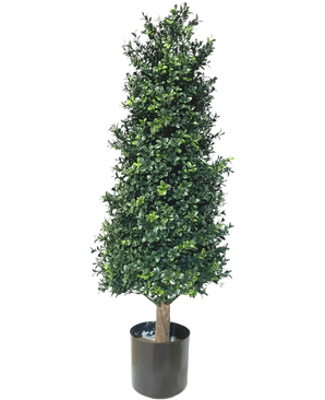 La Plante Artificielle Buis Pyramide UV 90 cm possède des feuilles vertes denses de forme conique, dans un pot noir. Avec une protection UV, il est parfait pour les plantes de jardin et conserve sa beauté sur un fond blanc.