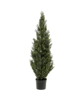 La Plante Artificielle Conifère UV 120 cm, un feuillage persistant vert artificiel haut et étroit avec des feuilles vertes denses dans un petit pot noir, est présentée sur un fond blanc uni.