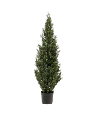La Plante Artificielle Conifère UV 120 cm, un feuillage persistant vert artificiel haut et étroit avec des feuilles vertes denses dans un petit pot noir, est présentée sur un fond blanc uni.