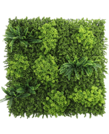 Le panneau UV Mousse de haie artificielle 100x100 cm présente un feuillage vert dense et varié et plusieurs grappes de feuilles ressemblant à des fougères sur fond blanc.