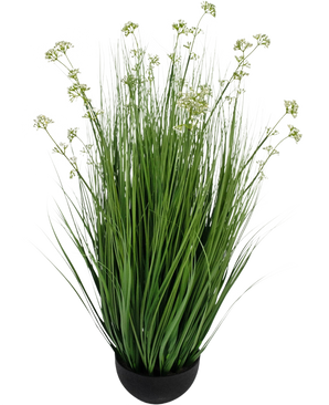 Le gazon artificiel poireau fleur oignon herbe pot 100 cm ignifuge est une plante de gazon artificiel dans un pot avec de longues lames minces et de petites grappes de fleurs blanches dans un pot rond noir, représenté sur un fond blanc uni.