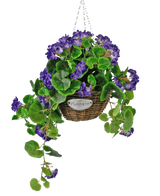 De Kunstbegonia paars in mand UV 70cm is een hangende rieten mand met groene bladeren en levendige paarse bloemen, opgehangen aan een zilveren ketting en voorzien van een klein metalen label met de tekst "Flowers.