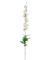 De Kunstbloem Ridderspoor Real Touch champagnepa 90 cm heeft een enkele hoge steel met lichtroze bloemen die verticaal bloeien en groene bladeren bij de basis, tegen een effen witte achtergrond.