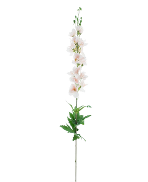 De Kunstbloem Ridderspoor Real Touch champagnepa 90 cm heeft een enkele hoge steel met lichtroze bloemen die verticaal bloeien en groene bladeren bij de basis, tegen een effen witte achtergrond.