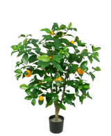 Een Kunstplant Citroenboom 90 cm met levendige groene bladeren en levensechte gele citroenen, tegen een effen witte achtergrond.
