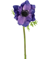 La fleur artificielle Anémone 43 cm violette a un cœur sombre, des feuilles vertes délicates et une longue tige verte, qui forment un contraste saisissant sur le fond blanc uni.