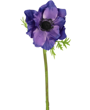 La fleur artificielle Anémone 43 cm violette a un cœur sombre, des feuilles vertes délicates et une longue tige verte, qui forment un contraste saisissant sur le fond blanc uni.
