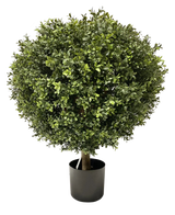 Le Buis Artificiel sur tige UV d60 cm est un topiaire artificiel dense et rond avec de petites feuilles vertes et une seule tige visible, soigneusement taillé en boule et placé dans un simple pot noir.