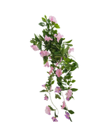 La plante artificielle suspendue Pétunia 70 cm présente des feuilles vertes et des fleurs violettes en forme de trompette sur un fond uni blanc.