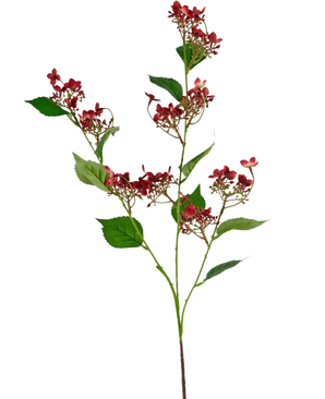 La fleur artificielle Hortensia sauvage 86 cm rouge a une tige haute avec des bouquets de petites fleurs rouge foncé et plusieurs feuilles vertes, représentées sur un fond blanc.