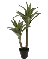 La Plante Artificielle Agave 76 cm possède deux tiges longues et épaisses avec des feuilles vertes pointues qui ressemblent à un agave, présentées dans un pot en plastique noir sur fond blanc uni.