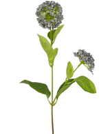Une seule fleur artificielle boule de neige/viorne de 70 cm violette avec une tige verte, de larges feuilles et deux bouquets de petites fleurs violettes, isolées sur un fond blanc.