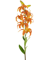 La fleur artificielle Lys Martagon 78 cm orange a une seule tige avec de multiples fleurs de lys orange vif et des feuilles vertes, sur un fond blanc uni.