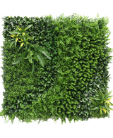 La haie artificielle Crush 100x100 cm UV est un jardin vertical luxuriant avec des plantes denses et feuillues et des fougères de différentes textures et tons verts, disposées en carré sur un fond blanc.