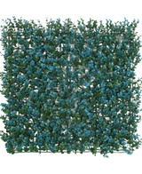 La Haie Artificielle Buis bleu 50x50 cm UV est un panneau carré aux feuilles vertes denses et aux bouquets de petites fleurs bleues, créant un mur de feuilles réaliste ou un tapis végétal décoratif, vu de dessus sur fond blanc.