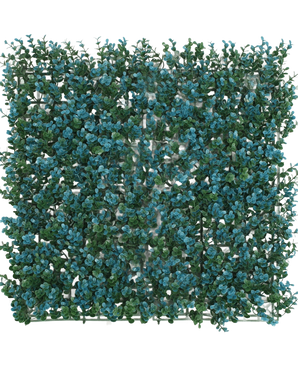 La Haie Artificielle Buis bleu 50x50 cm UV est un panneau carré aux feuilles vertes denses et aux bouquets de petites fleurs bleues, créant un mur de feuilles réaliste ou un tapis végétal décoratif, vu de dessus sur fond blanc.