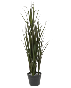 Le Gazon Artificiel Bordeaux UV 90 cm est une graminée ornementale haute et verte aux feuilles longues et fines dans un pot en plastique noir, sur un fond blanc uni.