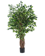 La Plante Artificielle Ficus Tropical Liana 150 cm est un grand arbre artificiel au tronc tressé et aux feuilles vertes denses, présenté dans un petit pot noir sur un fond uni blanc.