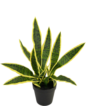 Une plante artificielle Sansevieria Laurentii de 44 cm dans un pot décoratif avec de longues feuilles vertes dressées, des bords jaunes et des rayures sombres est présentée sur un fond blanc uni.