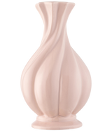 Le Vase Petite Fée 26 cm rose est un vase en céramique rose clair brillant avec un bord évasé et des rainures tourbillonnantes sculptées, idéal pour présenter un bouquet de fleurs artificielles en soie. Sur la photo sur un fond blanc uni.