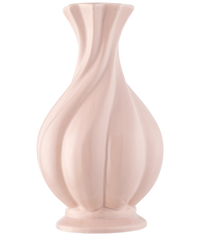Le Vase Petite Fée 26 cm rose est un vase en céramique rose clair brillant avec un bord évasé et des rainures tourbillonnantes sculptées, idéal pour présenter un bouquet de fleurs artificielles en soie. Sur la photo sur un fond blanc uni.