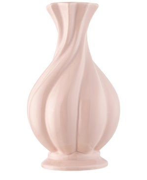 Le Vase Petite Fée 26 cm rose est un vase en céramique rose clair brillant avec un bord évasé et des rainures tourbillonnantes sculptées, idéal pour présenter un bouquet de fleurs artificielles en soie. Sur la photo sur un fond blanc uni.
